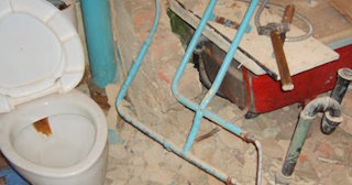Профессиональный демонтаж перегородки ванной и туалета в Костомукше - от 578 рублей